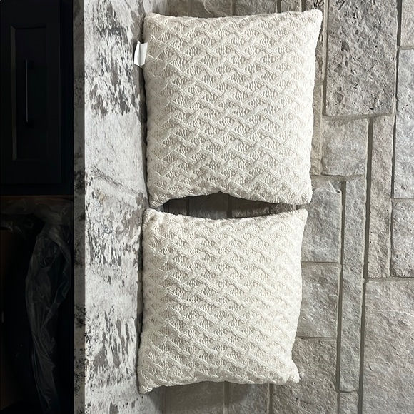 NEW Pair of 2 DKNY 22” x 22” Cream Accent Pillows - Picture 1 of 8